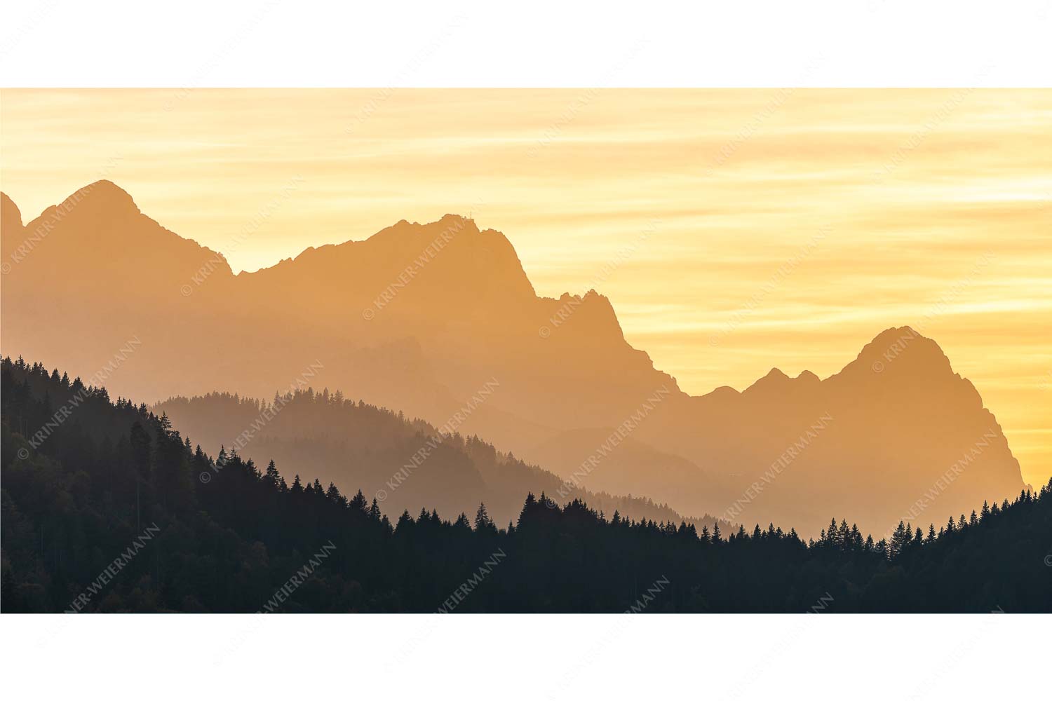 Zugspitzmassiv Silhouetten – Seitenverhältnis 2:1 — Alpspitze Zugspitze Waxenstein Blick zum Zugspitzmassiv im Wettersteingebirge im herbstlichen Abendlicht