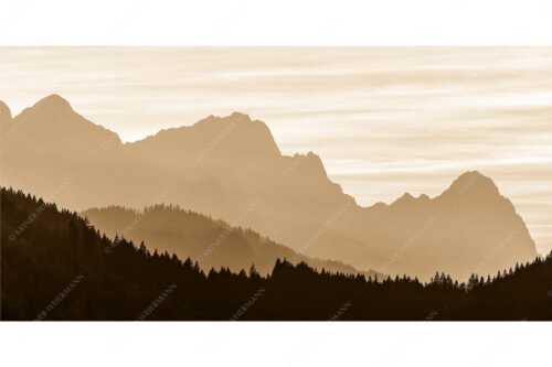 Blick zum Zugspitzmassiv im Wettersteingebirge im herbstlichen Abendlicht - Zugspitzmassiv Silhouetten - Seitenverhältnis 2:1 - Alpspitze Zugspitze Waxenstein - weitere Infos unter https://www.kriner-weiermann.de