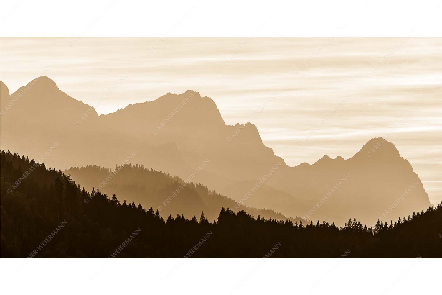 Zugspitzmassiv Silhouetten – Seitenverhältnis 2:1 — Alpspitze Zugspitze Waxenstein Blick zum Zugspitzmassiv im Wettersteingebirge im herbstlichen Abendlicht