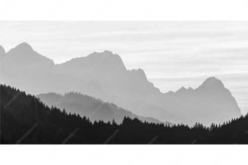 Blick zum Zugspitzmassiv im Wettersteingebirge im herbstlichen Abendlicht - Zugspitzmassiv Silhouetten - Seitenverhältnis 2:1 - Alpspitze Zugspitze Waxenstein - weitere Infos unter https://www.kriner-weiermann.de