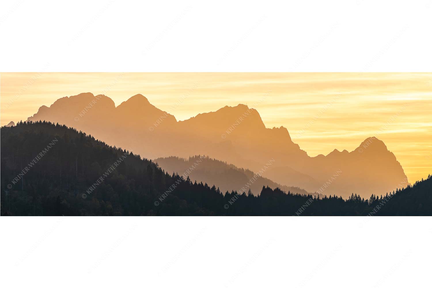Zugspitzmassiv Silhouetten – Seitenverhältnis 3:1 — Alpspitze Zugspitze Waxenstein Blick zum Zugspitzmassiv im Wettersteingebirge im herbstlichen Abendlicht