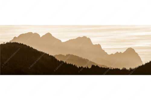 Blick zum Zugspitzmassiv im Wettersteingebirge im herbstlichen Abendlicht - Zugspitzmassiv Silhouetten - Seitenverhältnis 3:1 - Alpspitze Zugspitze Waxenstein - weitere Infos unter https://www.kriner-weiermann.de