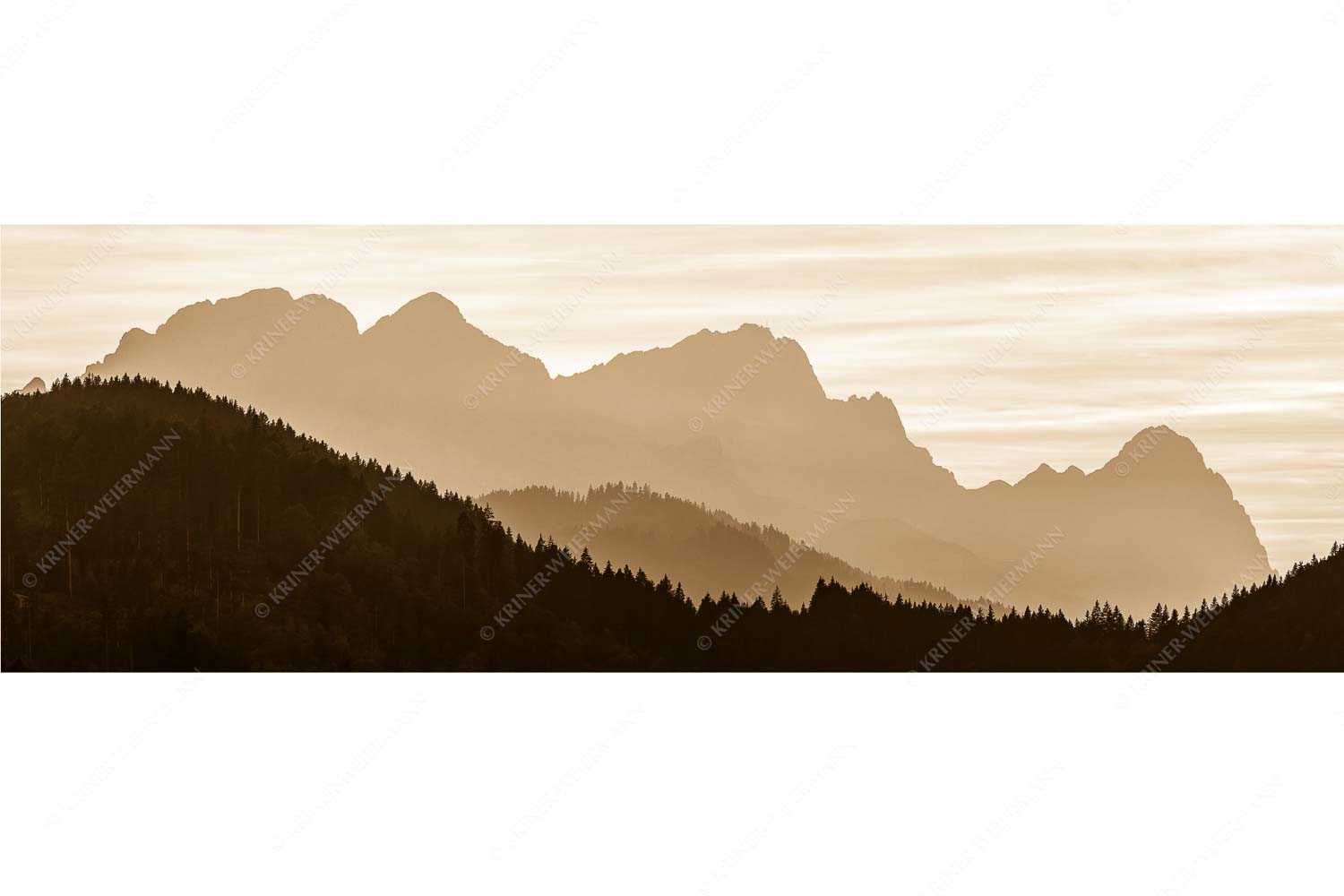 Zugspitzmassiv Silhouetten – Seitenverhältnis 3:1 — Alpspitze Zugspitze Waxenstein Blick zum Zugspitzmassiv im Wettersteingebirge im herbstlichen Abendlicht