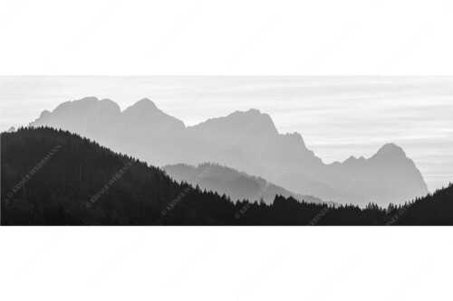 Blick zum Zugspitzmassiv im Wettersteingebirge im herbstlichen Abendlicht - Zugspitzmassiv Silhouetten - Seitenverhältnis 3:1 - Alpspitze Zugspitze Waxenstein - weitere Infos unter https://www.kriner-weiermann.de