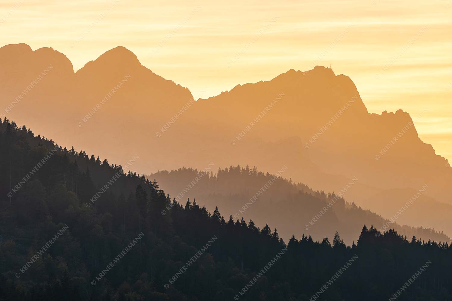 Zugspitzmassiv Silhouetten – Seitenverhältnis 3:2 — Alpspitze Zugspitze Waxenstein Blick zum Zugspitzmassiv im Wettersteingebirge im herbstlichen Abendlicht