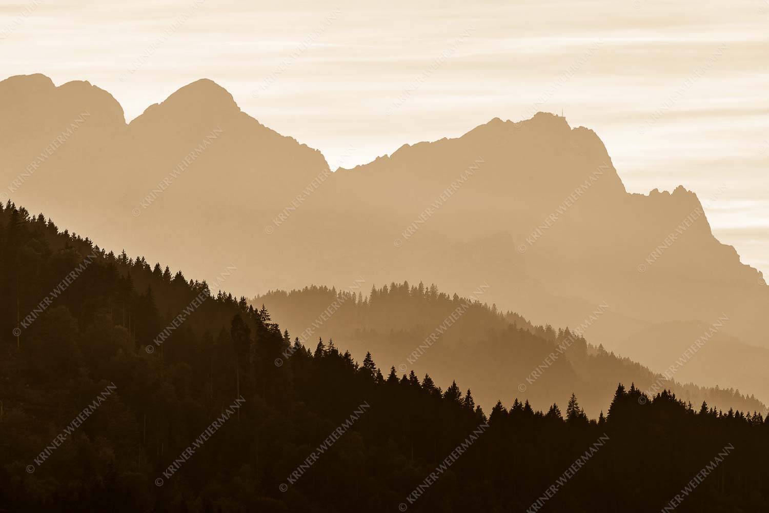 Zugspitzmassiv Silhouetten – Seitenverhältnis 3:2 — Alpspitze Zugspitze Waxenstein Blick zum Zugspitzmassiv im Wettersteingebirge im herbstlichen Abendlicht