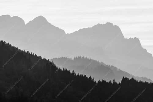 Blick zum Zugspitzmassiv im Wettersteingebirge im herbstlichen Abendlicht - Zugspitzmassiv Silhouetten - Seitenverhältnis 3:2 - Alpspitze Zugspitze Waxenstein - weitere Infos unter https://www.kriner-weiermann.de