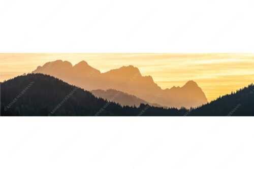 Blick zum Zugspitzmassiv im Wettersteingebirge im herbstlichen Abendlicht - Zugspitzmassiv Silhouetten - Seitenverhältnis 4:1 - Alpspitze Zugspitze Waxenstein - weitere Infos unter https://www.kriner-weiermann.de