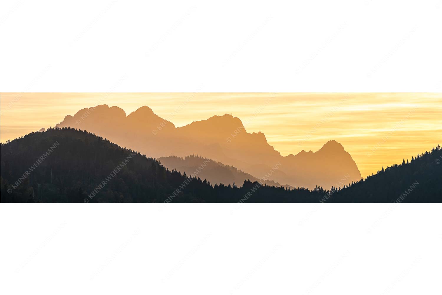 Zugspitzmassiv Silhouetten – Seitenverhältnis 4:1 — Alpspitze Zugspitze Waxenstein Blick zum Zugspitzmassiv im Wettersteingebirge im herbstlichen Abendlicht