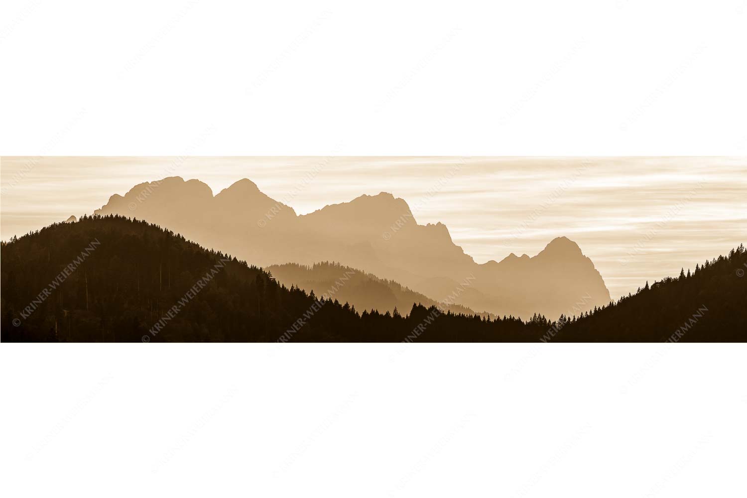 Zugspitzmassiv Silhouetten – Seitenverhältnis 4:1 — Alpspitze Zugspitze Waxenstein Blick zum Zugspitzmassiv im Wettersteingebirge im herbstlichen Abendlicht