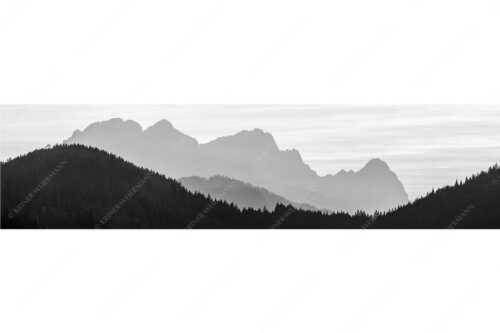 Blick zum Zugspitzmassiv im Wettersteingebirge im herbstlichen Abendlicht - Zugspitzmassiv Silhouetten - Seitenverhältnis 4:1 - Alpspitze Zugspitze Waxenstein - weitere Infos unter https://www.kriner-weiermann.de