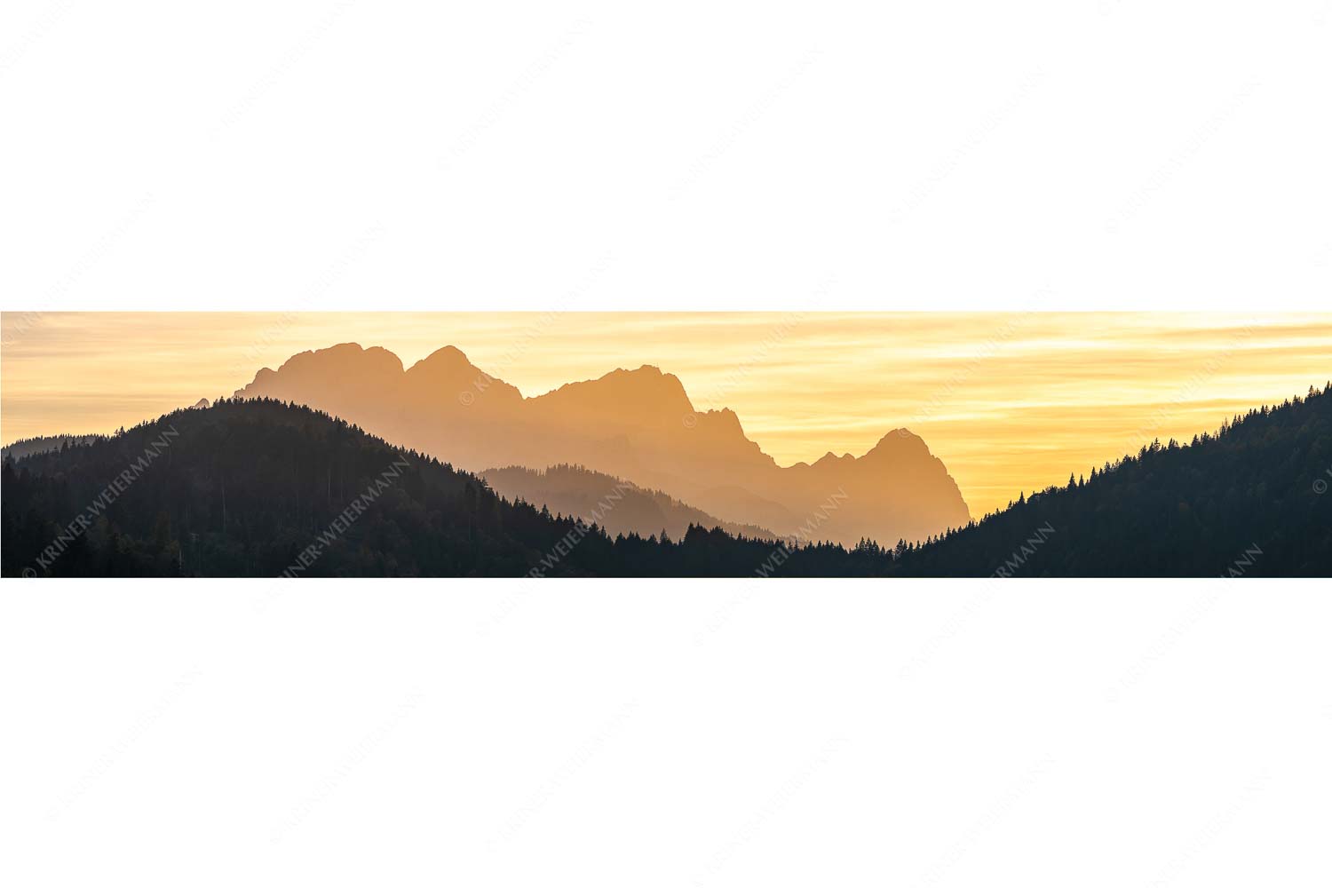 Zugspitzmassiv Silhouetten – Seitenverhältnis 5:1 — Alpspitze Zugspitze Waxenstein Blick zum Zugspitzmassiv im Wettersteingebirge im herbstlichen Abendlicht
