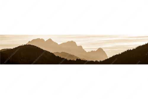 Blick zum Zugspitzmassiv im Wettersteingebirge im herbstlichen Abendlicht - Zugspitzmassiv Silhouetten - Seitenverhältnis 5:1 - Alpspitze Zugspitze Waxenstein - weitere Infos unter https://www.kriner-weiermann.de