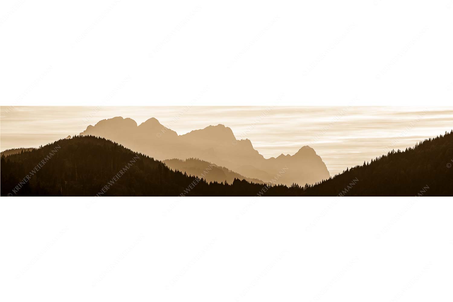 Zugspitzmassiv Silhouetten – Seitenverhältnis 5:1 — Alpspitze Zugspitze Waxenstein Blick zum Zugspitzmassiv im Wettersteingebirge im herbstlichen Abendlicht