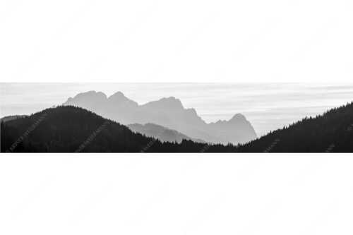 Blick zum Zugspitzmassiv im Wettersteingebirge im herbstlichen Abendlicht - Zugspitzmassiv Silhouetten - Seitenverhältnis 5:1 - Alpspitze Zugspitze Waxenstein - weitere Infos unter https://www.kriner-weiermann.de