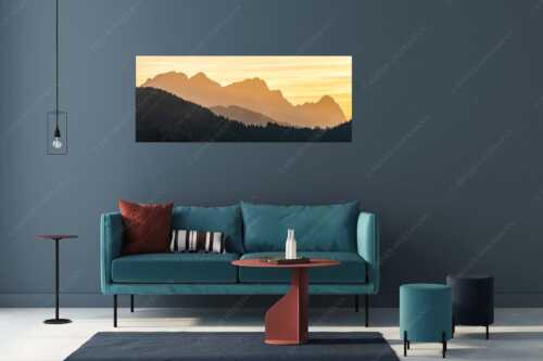 Blick zum Zugspitzmassiv im Wettersteingebirge im herbstlichen Abendlicht - Zugspitzmassiv Silhouetten - Größe ca. 175x70cm, Seitenverhältnis 2,5:1 - Alpspitze Zugspitze Waxenstein - weitere Infos unter https://www.kriner-weiermann.de