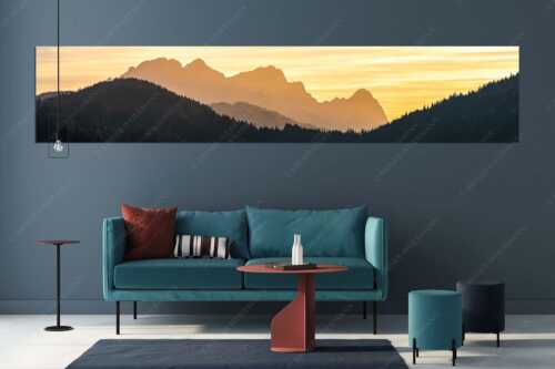 Blick zum Zugspitzmassiv im Wettersteingebirge im herbstlichen Abendlicht - Zugspitzmassiv Silhouetten - Größe ca. 350x70cm, Seitenverhältnis 5:1 - Alpspitze Zugspitze Waxenstein - weitere Infos unter https://www.kriner-weiermann.de