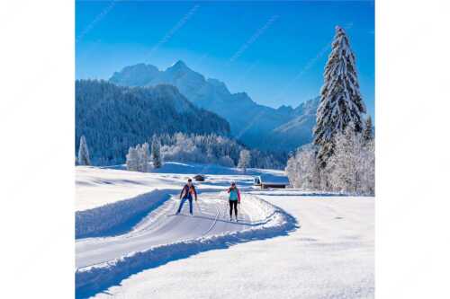 Zwei Langläufer genießen die perfekten Schneeverhältnisse im Elmauer Tal - Zwei Stile - ein Ziel - Seitenverhältnis 1:1 - Langlaufen in Elmau - weitere Infos unter https://www.kriner-weiermann.de