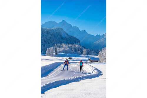Zwei Langläufer genießen die perfekten Schneeverhältnisse im Elmauer Tal - Zwei Stile - ein Ziel - Seitenverhältnis 2:3 - Langlaufen in Elmau - weitere Infos unter https://www.kriner-weiermann.de
