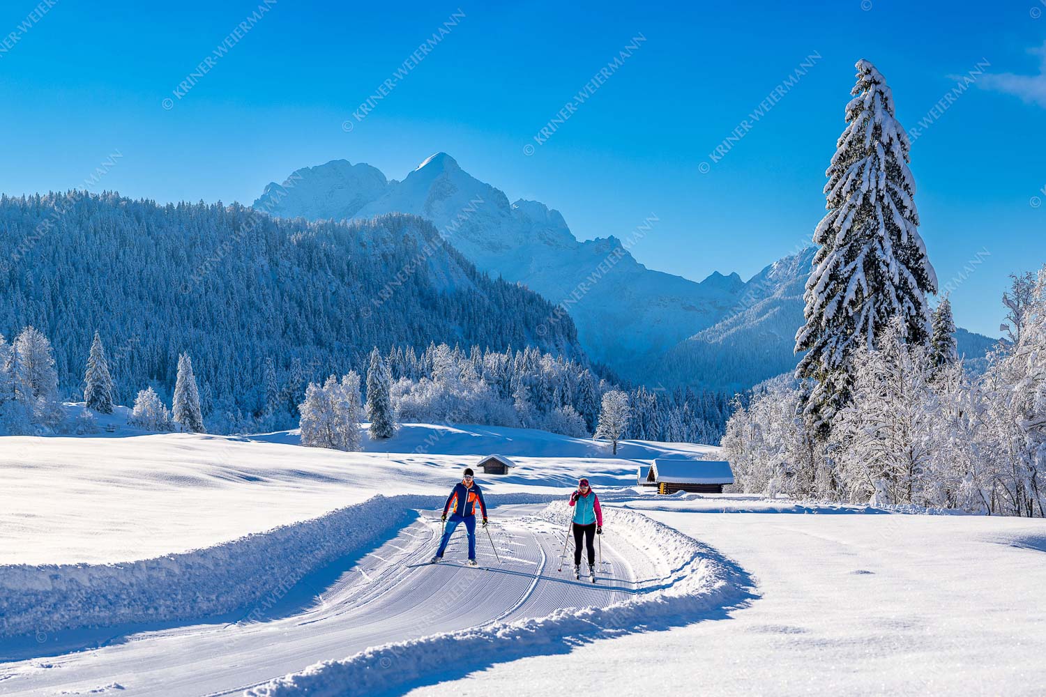 Zwei Stile – ein Ziel – Seitenverhältnis 3:2 — Langlaufen in Elmau Zwei Langläufer genießen die perfekten Schneeverhältnisse im Elmauer Tal