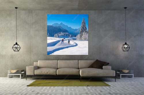 Zwei Langläufer genießen die perfekten Schneeverhältnisse im Elmauer Tal - Zwei Stile - ein Ziel - Größe ca. 160x160cm, Seitenverhältnis 1:1 - Langlaufen in Elmau - weitere Infos unter https://www.kriner-weiermann.de