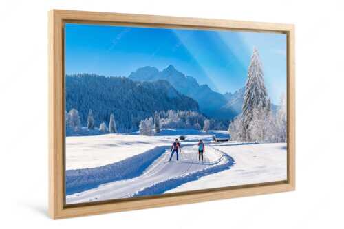 Zwei Langläufer genießen die perfekten Schneeverhältnisse im Elmauer Tal - Zwei Stile - ein Ziel - Foto im Schattenfugen-Rahmen - Langlaufen in Elmau - weitere Infos unter https://www.kriner-weiermann.de