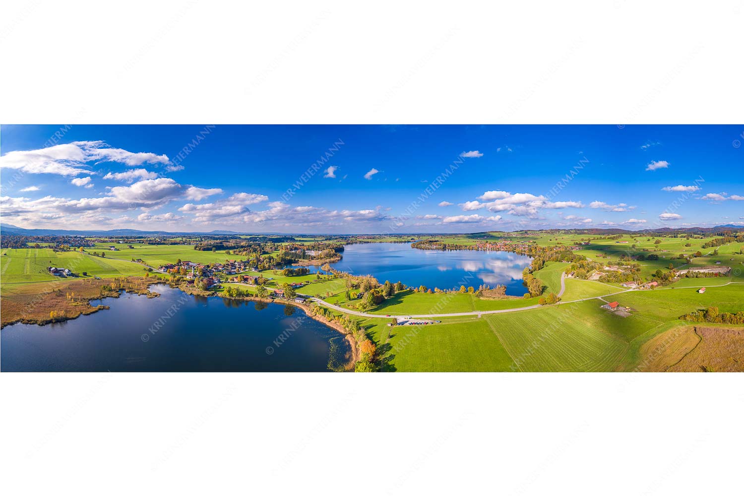 Zwei Voralpenseen – Seitenverhältnis 3:1 — Froschhausersee und Riegsee Blick über den Froschhauser- und Riegsee mit den gleichnamigen Orten