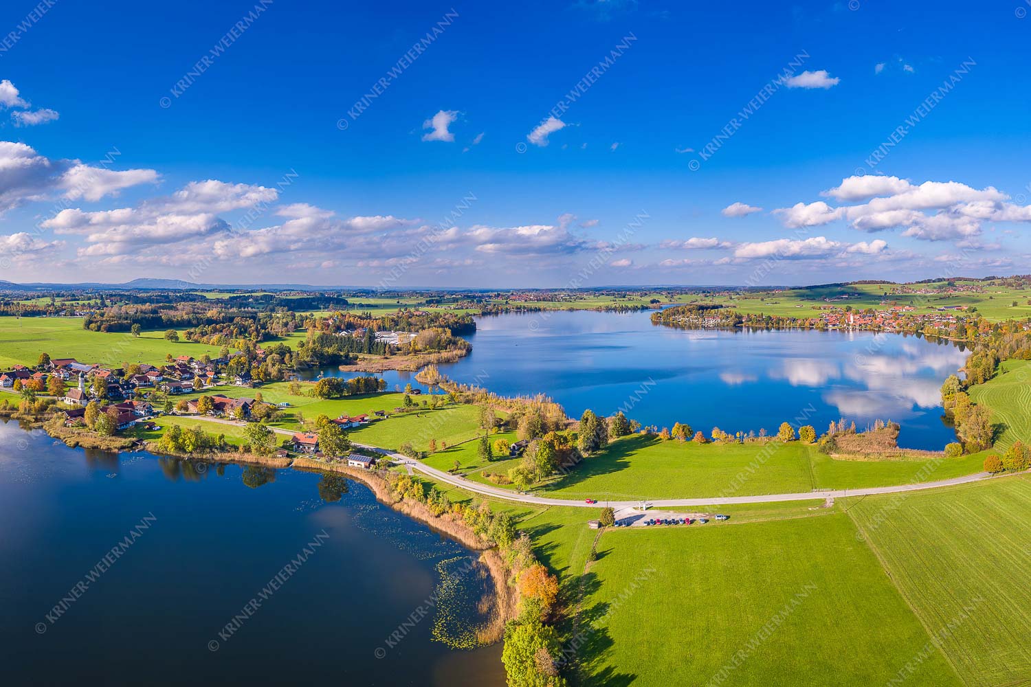 Zwei Voralpenseen – Seitenverhältnis 3:2 — Froschhausersee und Riegsee Blick über den Froschhauser- und Riegsee mit den gleichnamigen Orten