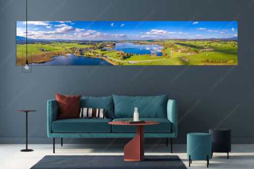 Blick über den Froschhauser- und Riegsee mit den gleichnamigen Orten - Zwei Voralpenseen - Größe ca. 350x70cm, Seitenverhältnis 5:1 - Froschhausersee und Riegsee - weitere Infos unter https://www.kriner-weiermann.de