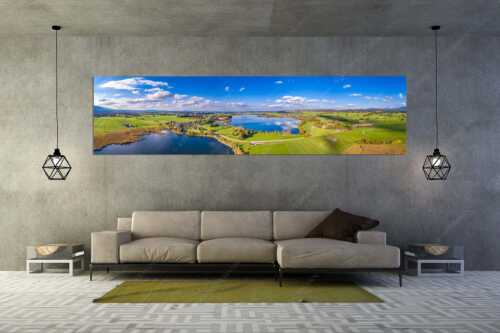 Blick über den Froschhauser- und Riegsee mit den gleichnamigen Orten - Zwei Voralpenseen - Größe ca. 320x80cm, Seitenverhältnis 4:1 - Froschhausersee und Riegsee - weitere Infos unter https://www.kriner-weiermann.de