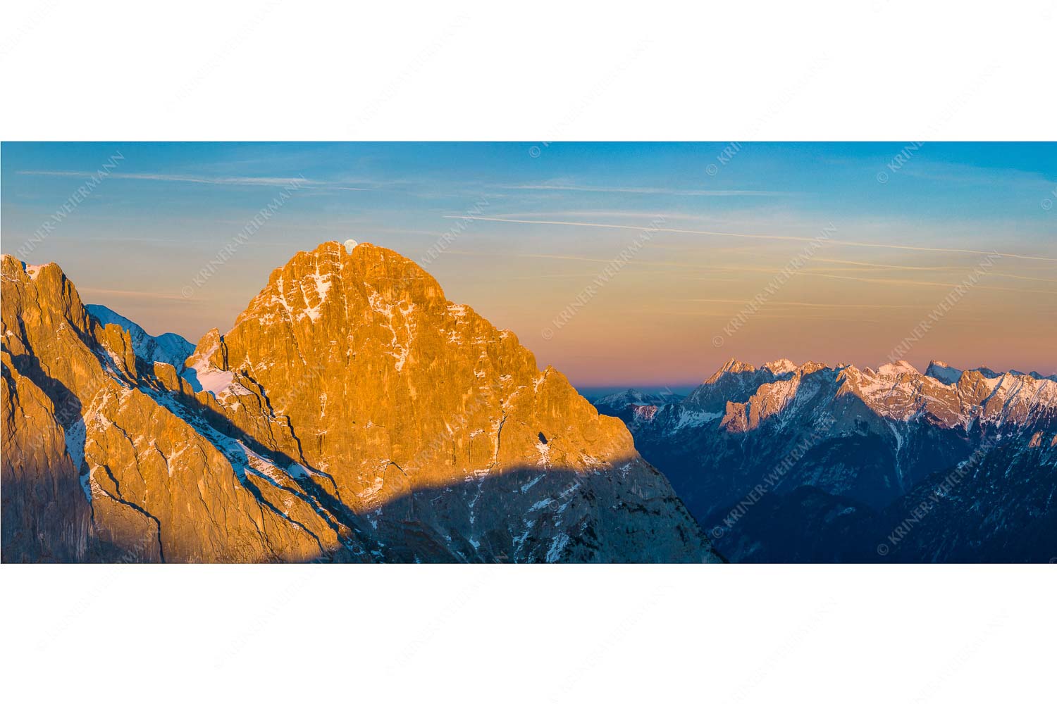 Zwischen den Öfelen – Seitenverhältnis 2,5:1 — Öfelekopfspitzen im Wetterstein Vollmondaufgang zwischen der Westlichen- und Östlichen Öfelekopfspitze im Wetterstein