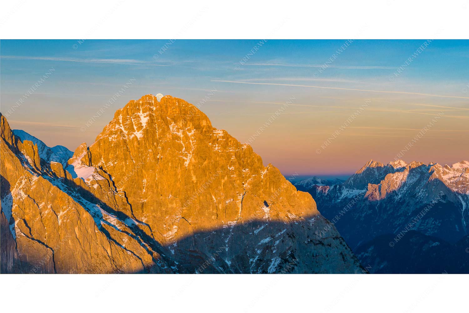 Zwischen den Öfelen – Seitenverhältnis 2:1 — Öfelekopfspitzen im Wetterstein Vollmondaufgang zwischen der Westlichen- und Östlichen Öfelekopfspitze im Wetterstein