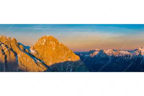 Vollmondaufgang zwischen der Westlichen- und Östlichen Öfelekopfspitze im Wetterstein - Zwischen den Öfelen - Seitenverhältnis 3:1 - Öfelekopfspitzen im Wetterstein - weitere Infos unter https://www.kriner-weiermann.de