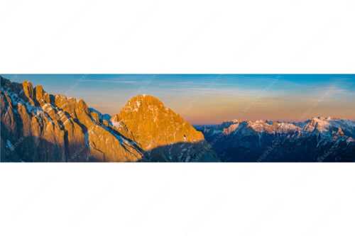 Vollmondaufgang zwischen der Westlichen- und Östlichen Öfelekopfspitze im Wetterstein - Zwischen den Öfelen - Seitenverhältnis 4:1 - Öfelekopfspitzen im Wetterstein - weitere Infos unter https://www.kriner-weiermann.de