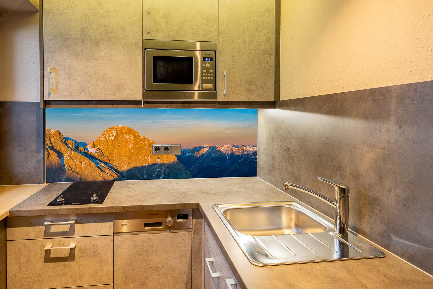 Zwischen den Öfelen – Größe ca. 150x60cm, Seitenverhältnis 2,5:1 — Öfelekopfspitzen im Wetterstein Vollmondaufgang zwischen der Westlichen- und Östlichen Öfelekopfspitze im Wetterstein - Zwischen den Öfelen - Größe ca. 150x60cm, Seitenverhältnis 2,5:1 - Öfelekopfspitzen im Wetterstein - weitere Infos unter https://www.kriner-weiermann.de