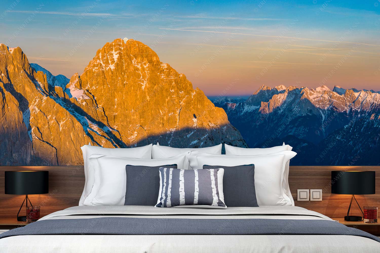 Zwischen den Öfelen – Größe ca. 350x140cm, Seitenverhältnis 2,5:1 — Öfelekopfspitzen im Wetterstein Vollmondaufgang zwischen der Westlichen- und Östlichen Öfelekopfspitze im Wetterstein - Zwischen den Öfelen - Größe ca. 350x140cm, Seitenverhältnis 2,5:1 - Öfelekopfspitzen im Wetterstein - weitere Infos unter https://www.kriner-weiermann.de