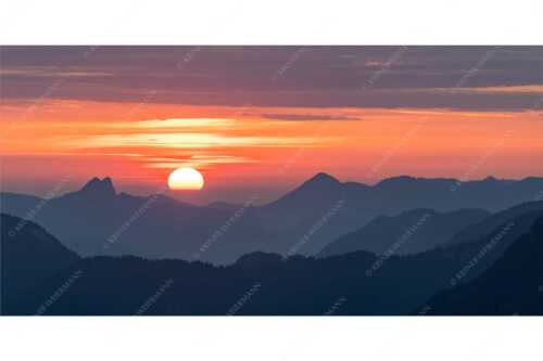 Herrlicher Sonnenaufgang über den  Bayerischen Voralpen - Feuerball - Seitenverhältnis 2:1 - Sonnenaufgang mit Ross- und Buchstein - weitere Infos unter https://www.kriner-weiermann.de