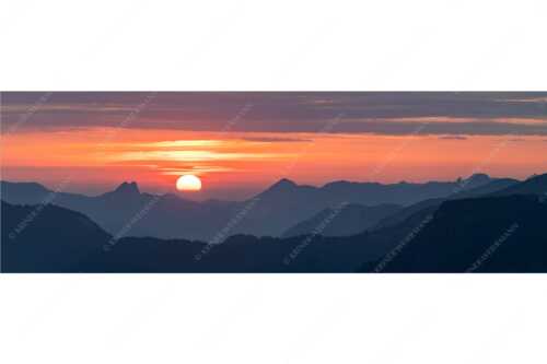 Herrlicher Sonnenaufgang über den  Bayerischen Voralpen - Feuerball - Seitenverhältnis 3:1 - Sonnenaufgang mit Ross- und Buchstein - weitere Infos unter https://www.kriner-weiermann.de