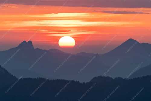 Herrlicher Sonnenaufgang über den  Bayerischen Voralpen - Feuerball - Seitenverhältnis 3:2 - Sonnenaufgang mit Ross- und Buchstein - weitere Infos unter https://www.kriner-weiermann.de