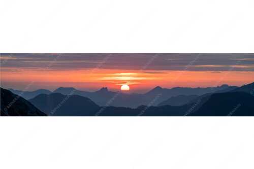Herrlicher Sonnenaufgang über den  Bayerischen Voralpen - Feuerball - Seitenverhältnis 4:1 - Sonnenaufgang mit Ross- und Buchstein - weitere Infos unter https://www.kriner-weiermann.de