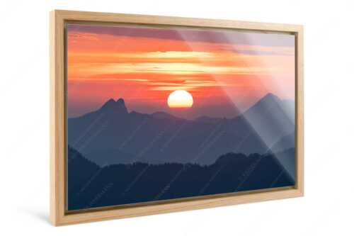 Herrlicher Sonnenaufgang über den  Bayerischen Voralpen - Feuerball - Foto im Schattenfugen-Rahmen, Seitenverhältnis 3:2 - Sonnenaufgang mit Ross- und Buchstein - weitere Infos unter https://www.kriner-weiermann.de