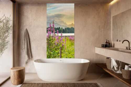 Wetterbesserung nach einem Gewitterregen am Geroldsee - Gewöhnlicher Blutweiderich - Wandbild - Größe ca. 100x200cm, Seitenverhältnis 1:2 - Geroldsee mit Zugspitze - weitere Infos unter https://www.kriner-weiermann.de