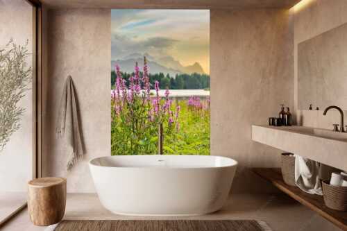 Wetterbesserung nach einem Gewitterregen am Geroldsee - Gewöhnlicher Blutweiderich - Wandbild - Größe ca. 160x240cm, Seitenverhältnis 2:3 - Geroldsee mit Zugspitze - weitere Infos unter https://www.kriner-weiermann.de