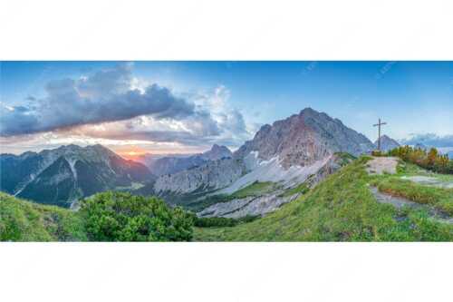 Sonnenaufgang bei Wörnersattel hoch über der Fereineralm - In den Tag hinein - Seitenverhältnis 2,5:1 - Wörner im Karwendel - weitere Infos unter https://www.kriner-weiermann.de
