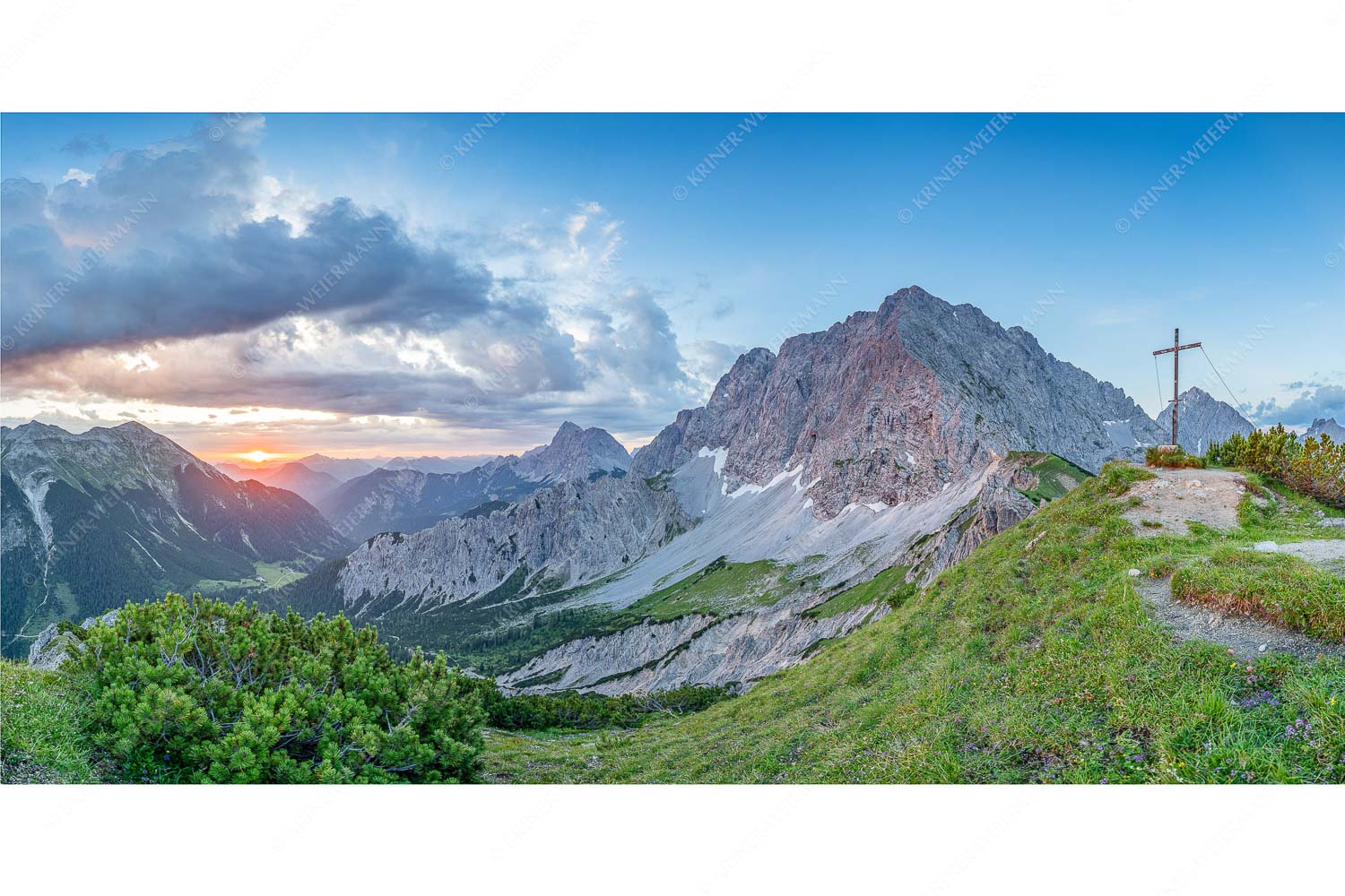 In den Tag hinein – Seitenverhältnis 2:1 — Wörner im Karwendel Sonnenaufgang bei Wörnersattel hoch über der Fereineralm