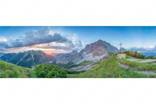 Sonnenaufgang bei Wörnersattel hoch über der Fereineralm - In den Tag hinein - Seitenverhältnis 3:1 - Wörner im Karwendel - weitere Infos unter https://www.kriner-weiermann.de