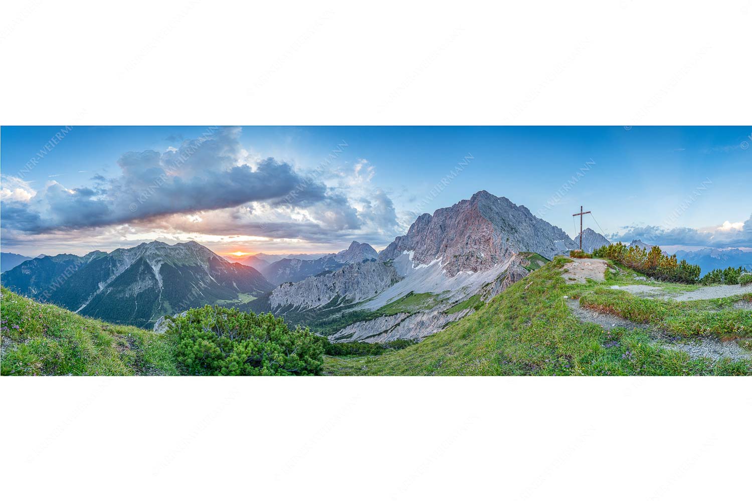 In den Tag hinein – Seitenverhältnis 3:1 — Wörner im Karwendel Sonnenaufgang bei Wörnersattel hoch über der Fereineralm