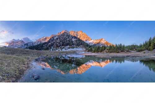 Fönige Morgenstimmung an der Fereineralm zwischen Soiern- und Karwendelgebirge - Klare Kante - Seitenverhältnis 2,5:1 - Fereineralm im Karwendel - weitere Infos unter https://www.kriner-weiermann.de