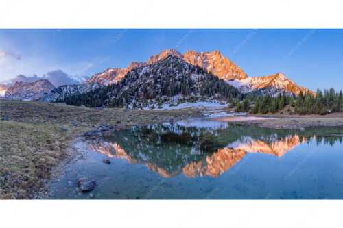 Fönige Morgenstimmung an der Fereineralm zwischen Soiern- und Karwendelgebirge - Klare Kante - Seitenverhältnis 2:1 - Fereineralm im Karwendel - weitere Infos unter https://www.kriner-weiermann.de