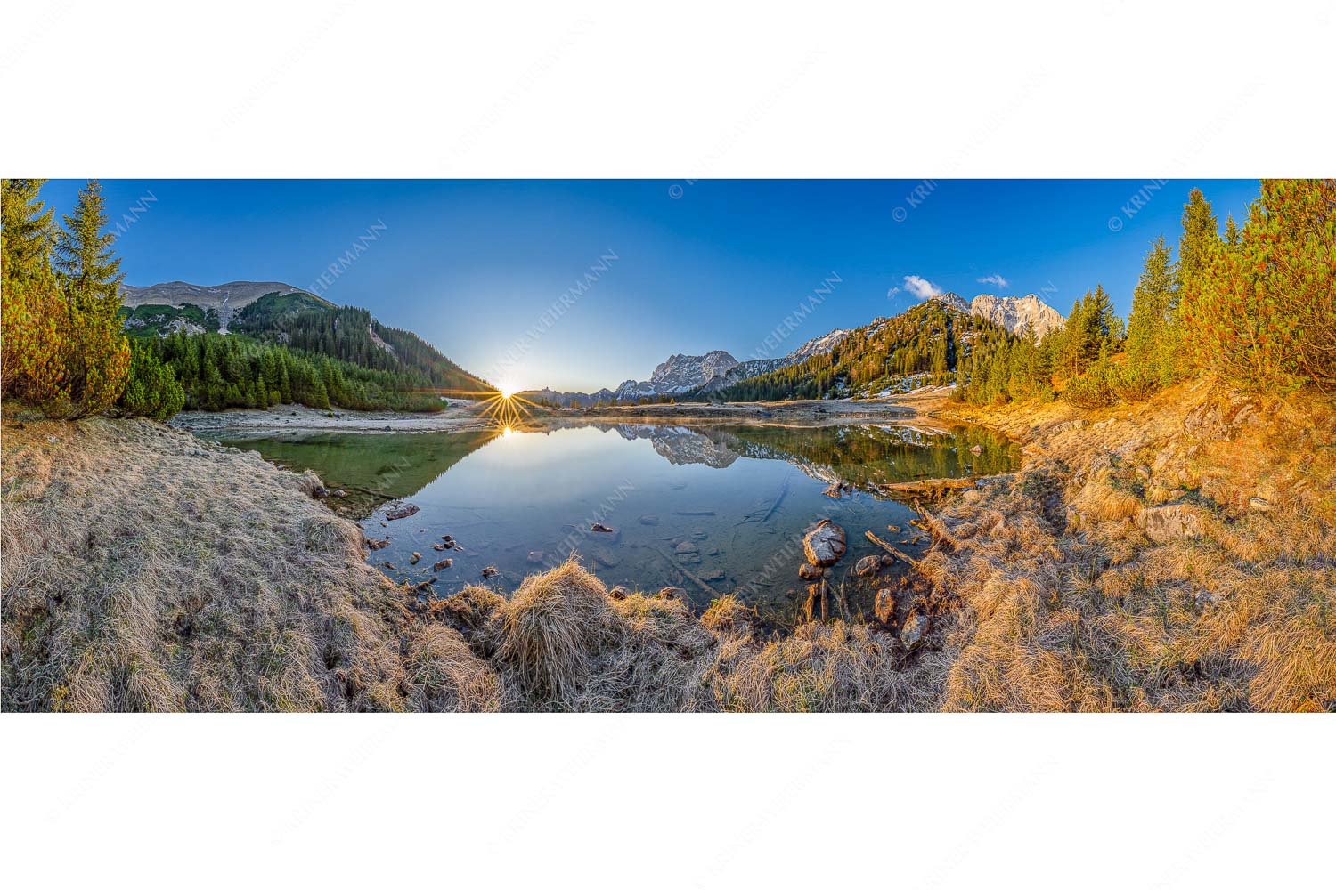 Zeit zum atmen – Seitenverhältnis 2,5:1 — Soiern und Karwendel Die ersten Sonnenstrahlen an dem kleinen See bei der Fereineralm